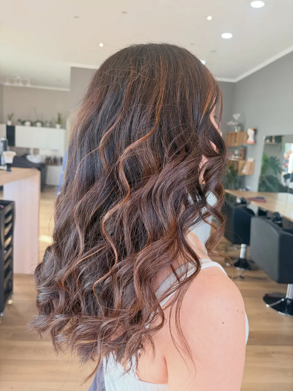 Capelli castani lunghi e mossi con punte ramate.